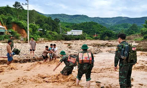 Chùm ảnh: Ấm áp tình quân dân trong vùng lũ