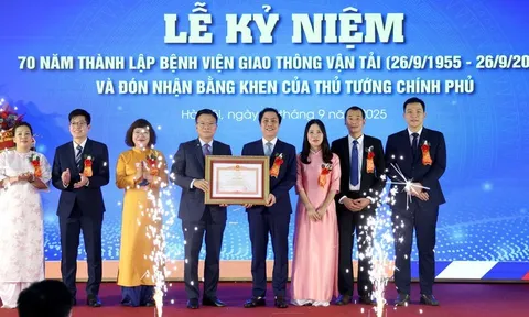 Bệnh viện GTVT nhận Bằng khen của Thủ tướng về ứng dụng phương pháp tán sỏi thận