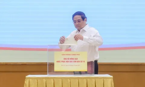 Thủ tướng Phạm Minh Chính cùng lãnh đạo Chính phủ và tập thể Văn phòng Chính phủ ủng hộ đồng bào bị thiệt hại do bão lũ