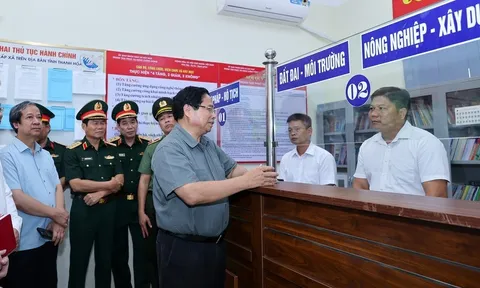 Thủ tướng kiểm tra trung tâm phục vụ hành chính công tại xã miền núi Thanh Hóa