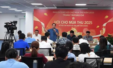 Đẩy nhanh tiến độ thi công các gian hàng Hội chợ Mùa thu