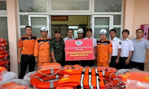 Cứu trợ khẩn cấp hàng trăm áo phao, phao bè cho người dân Huế