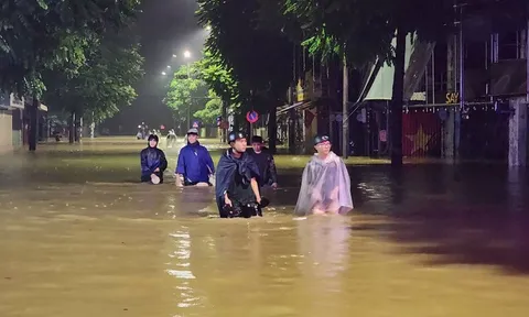 Mưa lũ gây thiệt hại nặng từ Huế đến Quảng Ngãi