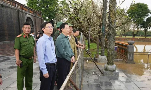 Phó Thủ tướng Mai Văn Chính kiểm tra công tác khắc phục mưa lũ tại khu vực Ngọ Môn-Đại Nội Huế