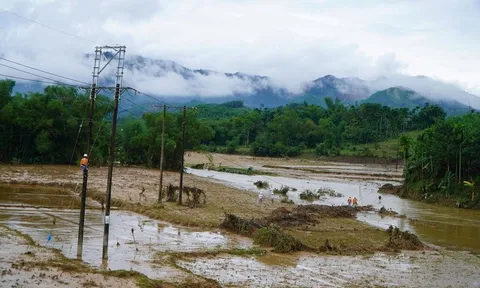 Thêm gần 170.000 khách hàng vùng lũ miền Trung được cấp điện trở lại