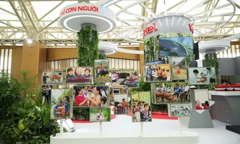 Gian hàng Viettel tại Hội chợ Mùa Thu thu hút khách tham quan