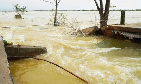 TP Huế: Bộ đội, dân quân khẩn trương khắc phục sự cố vỡ đê do mưa lũ