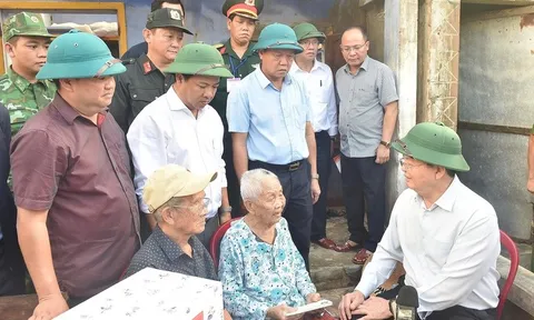 Phó Thủ tướng Mai Văn Chính thăm hỏi, động viên người dân bị thiệt hại do bão số 13 tại Đắk Lắk