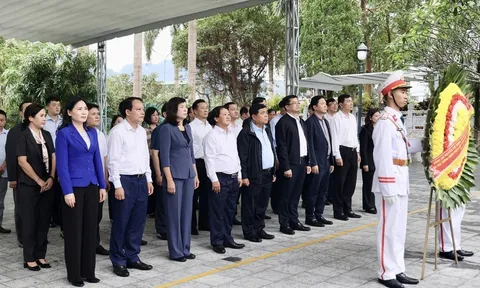 Phó Thủ tướng Nguyễn Chí Dũng dâng hương tưởng nhớ các liệt sĩ tại nghĩa trang Vị Xuyên