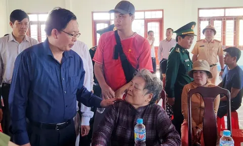 Phó Thủ tướng Hồ Quốc Dũng thăm, tặng quà người dân Gia Lai bị ảnh hưởng do bão số 13