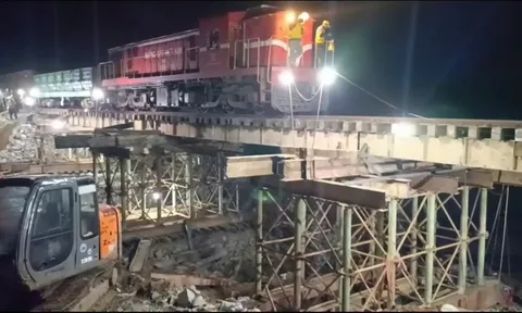 Khôi phục tuyến đường sắt Bắc-Nam sau 4 ngày gián đoạn do bão số 13