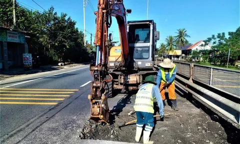 Khôi phục giao thông qua miền Trung sau bão số 13