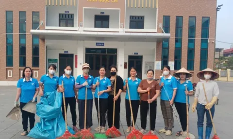 Thôn Ngọc Chi đồng loạt ra quân tổng vệ sinh môi trường