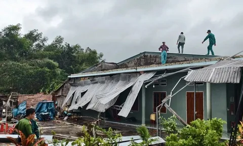 Lực lượng vũ trang giúp dân khắc phục hậu quả lốc xoáy