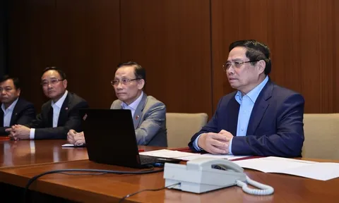 Thủ tướng: Huy động mọi lực lượng, bằng mọi cách cứu người trong mưa lũ