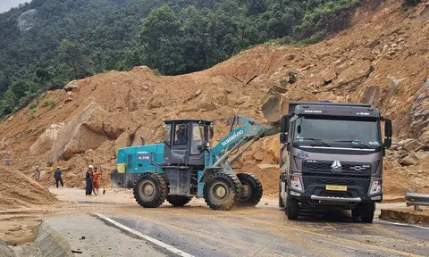 Phát huy '4 tại chỗ', nỗ lực thông tuyến đường bộ, đường sắt trước ngày 25/11