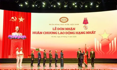 NHNN đón nhận Huân chương lao động hạng Nhất