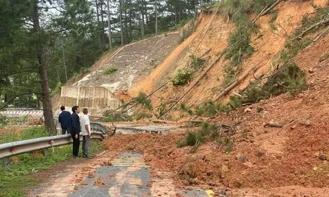 Khẩn trương thông tuyến giao thông huyết mạch, chủ động ứng phó bão số 15