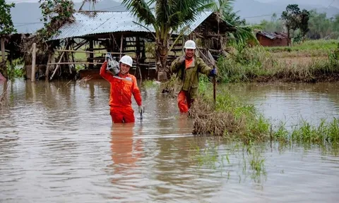 Điện lực miền Trung đã cấp điện trở lại cho 99,81% khách hàng sau mưa lũ