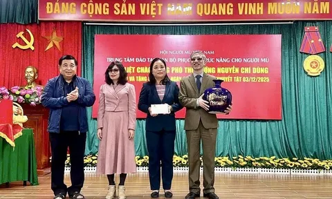 Phó Thủ tướng Nguyễn Chí Dũng thăm, tặng quà người khuyết tật