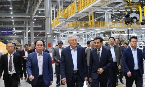 Phó Thủ tướng Thường trực Nguyễn Hòa Bình thăm Công ty VinFast