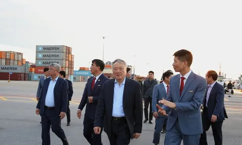 Phó Thủ tướng Thường trực Nguyễn Hòa Bình thăm Cảng container Quốc tế Hateco Hải Phòng