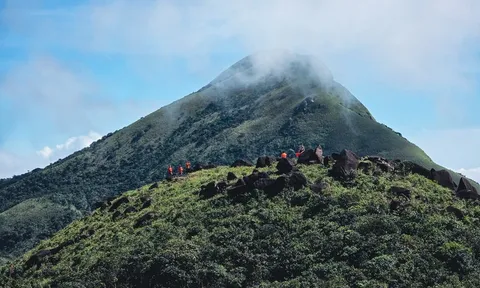 Ngắm biển mây cuồn cuộn, núi rừng nguyên sơ từ 'nóc nhà' Quảng Trị