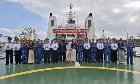 Tàu cảnh sát biển xuất quân làm nhiệm vụ trực Tết trên biển