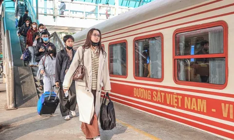 Khuyến cáo hành khách không mua vé tàu Tết qua 'cò vé'