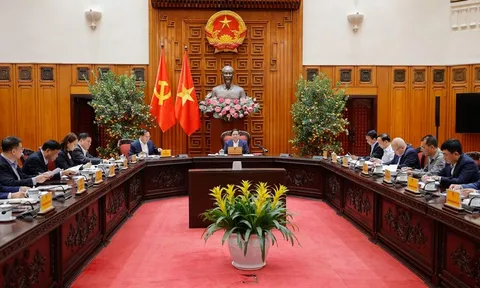 Thủ tướng: Sử dụng ngay Quỹ bình ổn giá xăng dầu; dứt khoát không để thiếu năng lượng trong mọi hoàn cảnh