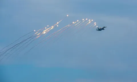 Chùm ảnh: Mãn nhãn màn tiêm kích Su-30MK2 thả đạn nhiễu rực sáng trên bầu trời Thủ đô