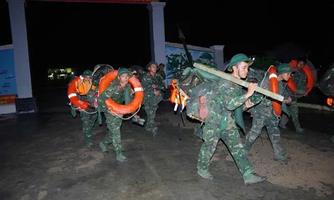 Chùm ảnh: Lực lượng vũ trang hỗ trợ các địa bàn trọng điểm ứng phó bão số 13