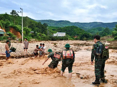 Chùm ảnh: Ấm áp tình quân dân trong vùng lũ