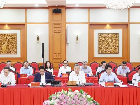 Bộ Chính trị cho ý kiến về công tác chuẩn bị Đại hội Đảng bộ thành phố Hà Nội và Đảng bộ TPHCM