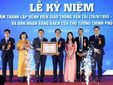 Bệnh viện GTVT nhận Bằng khen của Thủ tướng về ứng dụng phương pháp tán sỏi thận