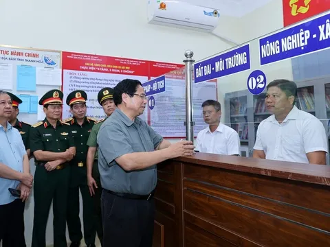 Thủ tướng kiểm tra trung tâm phục vụ hành chính công tại xã miền núi Thanh Hóa