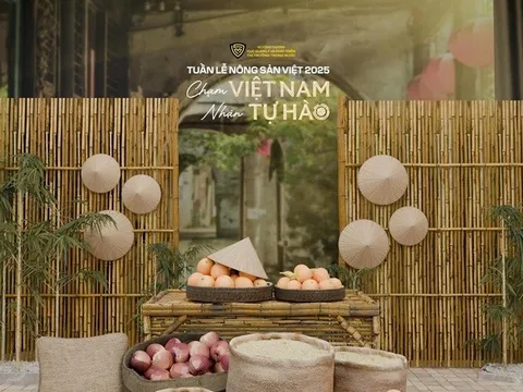 NSND Tự Long livestream bán gạo ST25 tại Tuần lễ Nông sản Việt