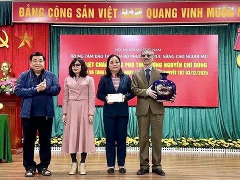 Phó Thủ tướng Nguyễn Chí Dũng thăm, tặng quà người khuyết tật