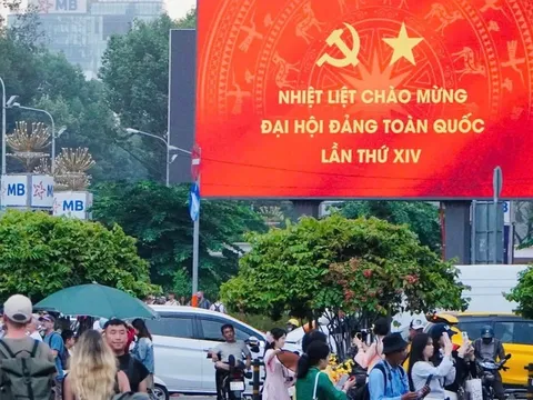Rực rỡ cờ, hoa chào mừng Đại hội XIV của Đảng