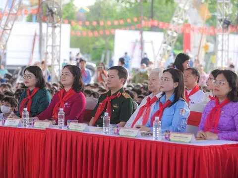 Thông điệp 'Cùng KUN bảo vệ muôn loài' được thiếu nhi toàn quốc hưởng ứng qua màn đồng diễn sân trường