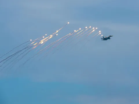 Chùm ảnh: Mãn nhãn màn tiêm kích Su-30MK2 thả đạn nhiễu rực sáng trên bầu trời Thủ đô