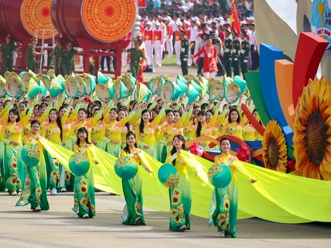 Chùm ảnh: Rạng rỡ khối quần chúng tham gia diễu hành tại A80