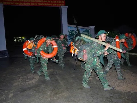 Chùm ảnh: Lực lượng vũ trang hỗ trợ các địa bàn trọng điểm ứng phó bão số 13