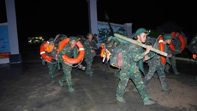 Chùm ảnh: Lực lượng vũ trang hỗ trợ các địa bàn trọng điểm ứng phó bão số 13
